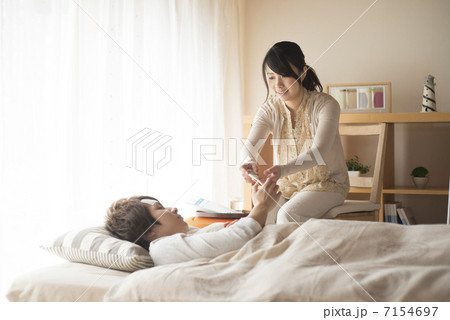 カップルの看病イメージ 7154697