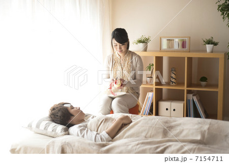 カップルの看病イメージ 7154711