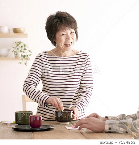 茶道を楽しむシニア夫婦 茶道を楽しむシニア夫婦 7154855