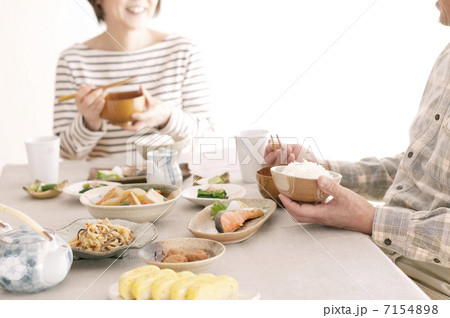 朝食を食べるシニア夫婦 朝食を食べるシニア夫婦 7154898