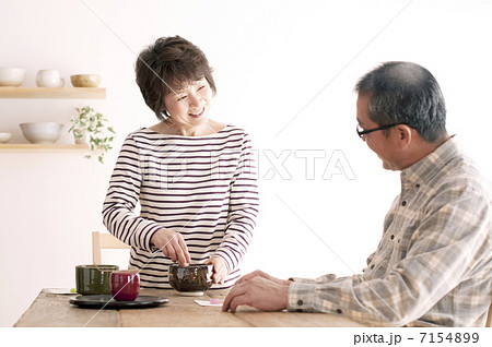 茶道を楽しむシニア夫婦 7154899
