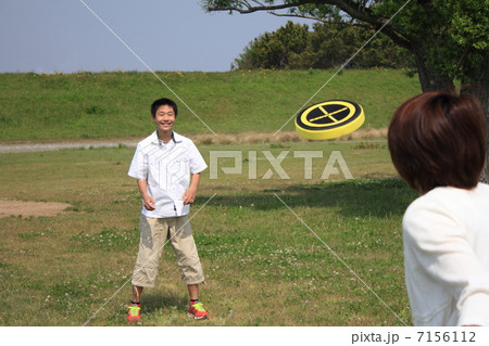 フリスビーをする親子 フリスビーをする親子 7156112