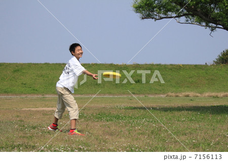 フリスビーをする親子 フリスビーをする親子 7156113