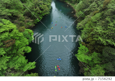 カヌー色の湖 カヌー色の湖 7156292