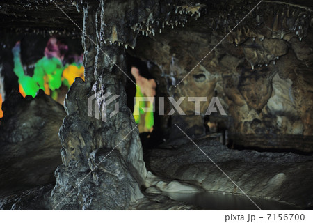 黒い石柱・虹色の洞窟 黒い石柱・虹色の洞窟 7156700
