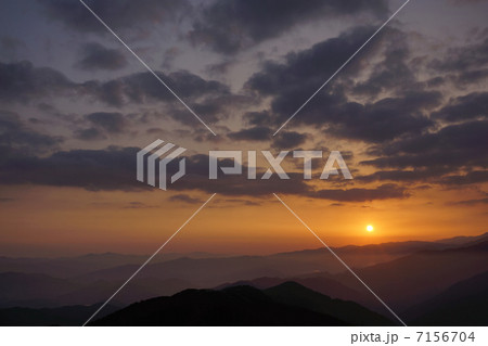 塩塚峰から望む朝日 7156704