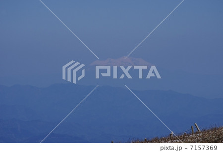 伊吹山山頂よりかすかに見える御嶽山 7157369