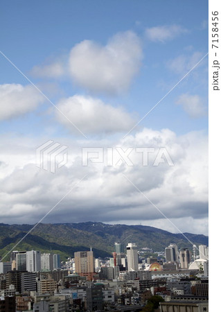 ハート雲と神戸の街なみ　5.01 7158456