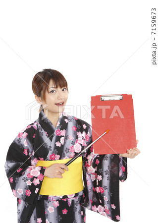 浴衣姿の若い女性とメッセージボード 7159673