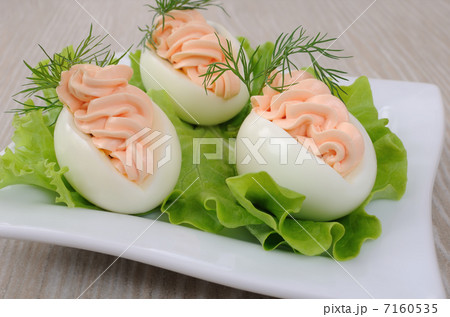 Eggs stuffed with salmon pate 7160535