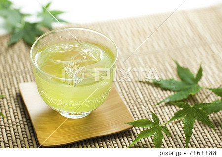 真夏に冷えた緑茶 7161188