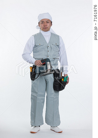 電動工具をもつ大工 7161976