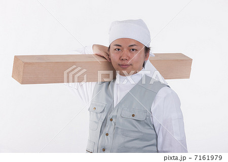 木材を担ぐ大工 7161979