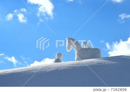 雪だるまと雪馬 7162606