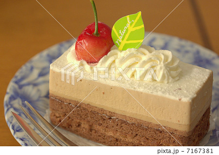 さくらんぼの乗ったショートケーキ さくらんぼの乗ったショートケーキ 7167381