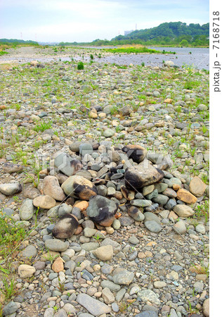 河原の焚き火の跡 7168718