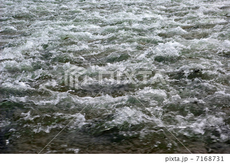 帯工の床止めを流れる川の水 7168731