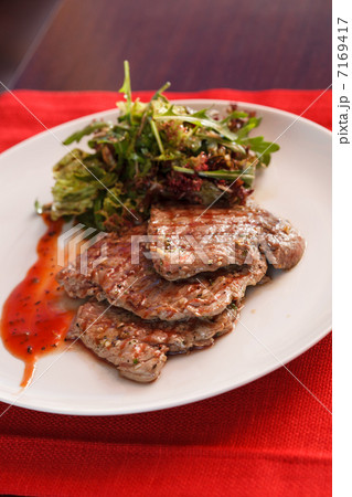 steak with salad 7169417