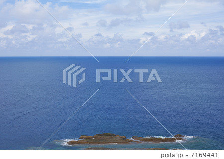 水平線が広がる夏の海 水平線が広がる夏の海 7169441
