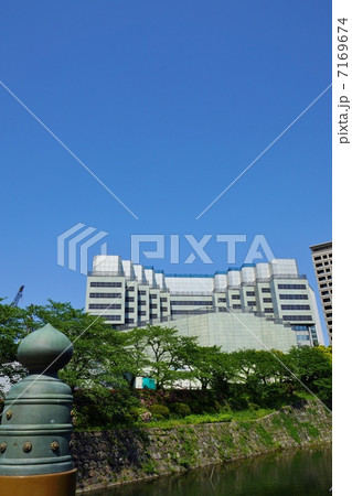 さよなら赤プリ2013.4.28現在桜若葉の上に見えるテコレップシステム部分・弁慶堀を隔てて縦位置 7169674