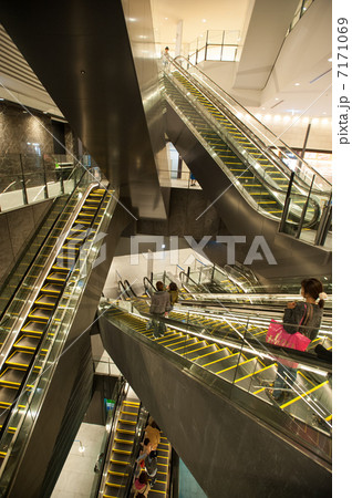交錯するエスカレーター 7171069