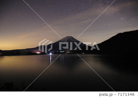 夜明け前の富士山 7171346
