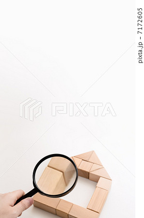 積み木の家と虫眼鏡 7172605