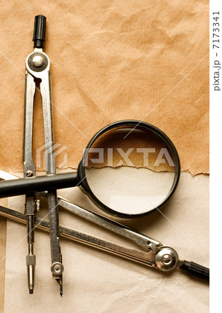 Pair of compasses and magnifying glas 7173341