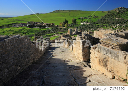 ドゥッガ 7174592