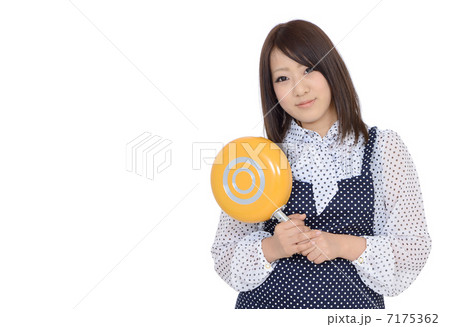 フライパンを持つ女性 7175362