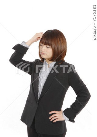 考え込むOL 7175381