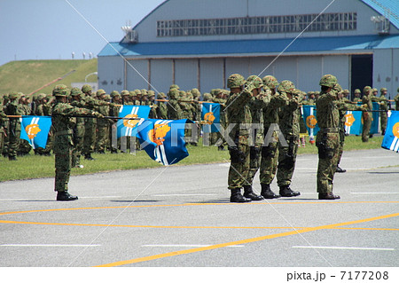 敬礼する隊員 7177208