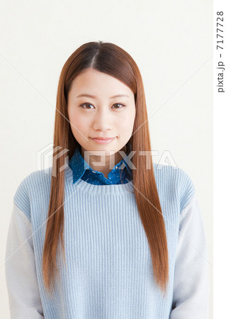 青いニットの若い女性 青いニットの若い女性 7177728