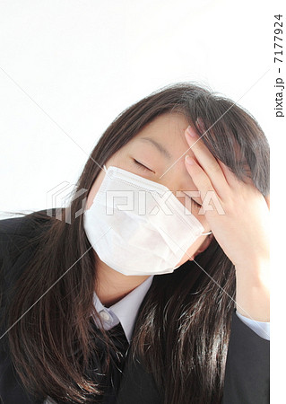 マスクをした制服姿の女の子の写真素材