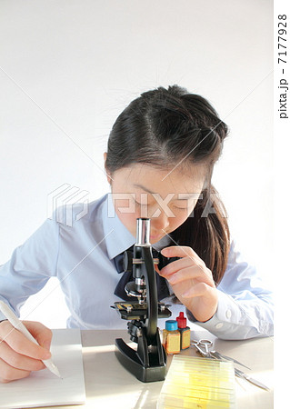 顕微鏡を覗く制服姿の女の子の写真素材 顕微鏡を覗く制服姿の女の子の写真素材