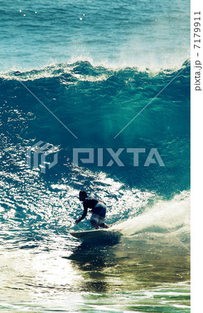 ビッグウエーブでサーフィンするサーファー ビッグウエーブでサーフィンするサーファー 7179911