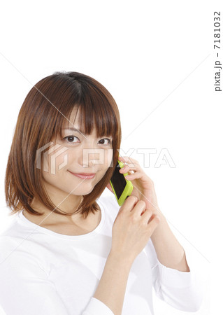 スマホと若い女性 7181032