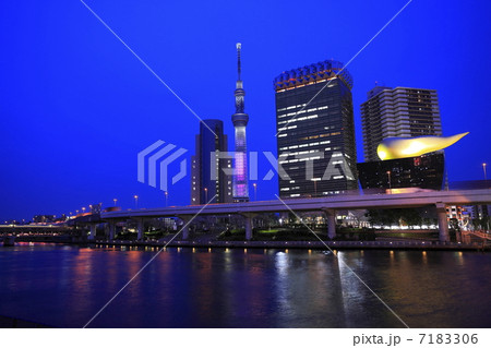 スカイツリーと隅田川の夜景 スカイツリーと隅田川の夜景 7183306
