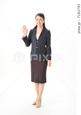笑顔で手を振る女性 全身の写真素材
