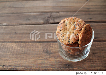 ガラスカップに入れた醤油味のゴマせんべい 7184534