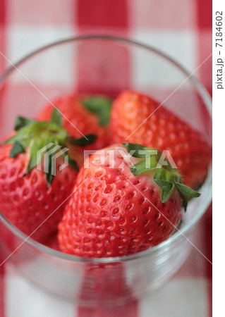 ガラスカップに入れた新鮮イチゴ ガラスカップに入れた新鮮イチゴ 7184602