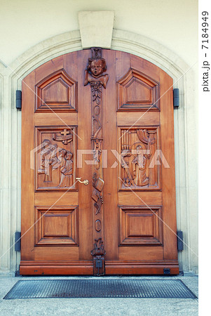 Front door to the Catholic Church 7184949