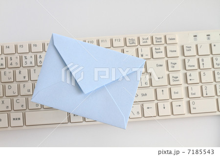 メールイメージ 青い封筒とパソコンのキーボード メールイメージ 青い封筒とパソコンのキーボード 7185543
