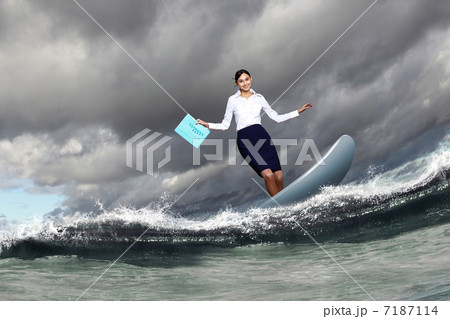 Businesswoman surfing on the sea waves 7187114