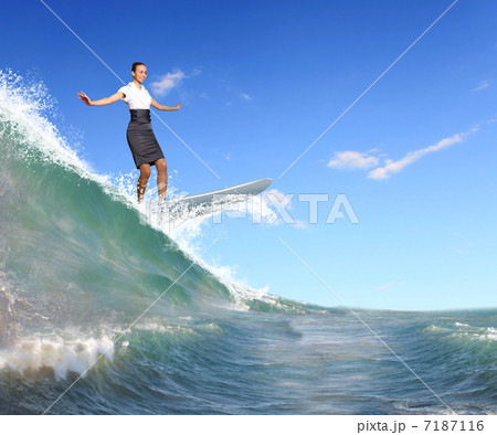 Businesswoman surfing on the sea waves 7187116