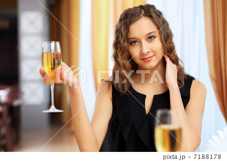 Young pretty woman sitting in restaurant Young pretty woman sitting in restaurant 7188178
