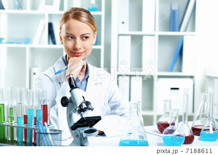 Young scientist working in laboratory 7188611