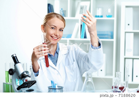 Young scientist working in laboratory 7188620