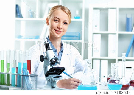 Young scientist working in laboratory 7188632