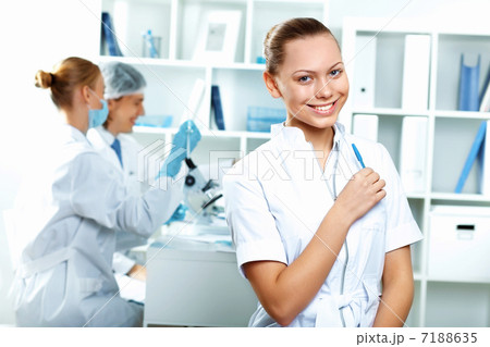 Young scientists working in laboratory 7188635